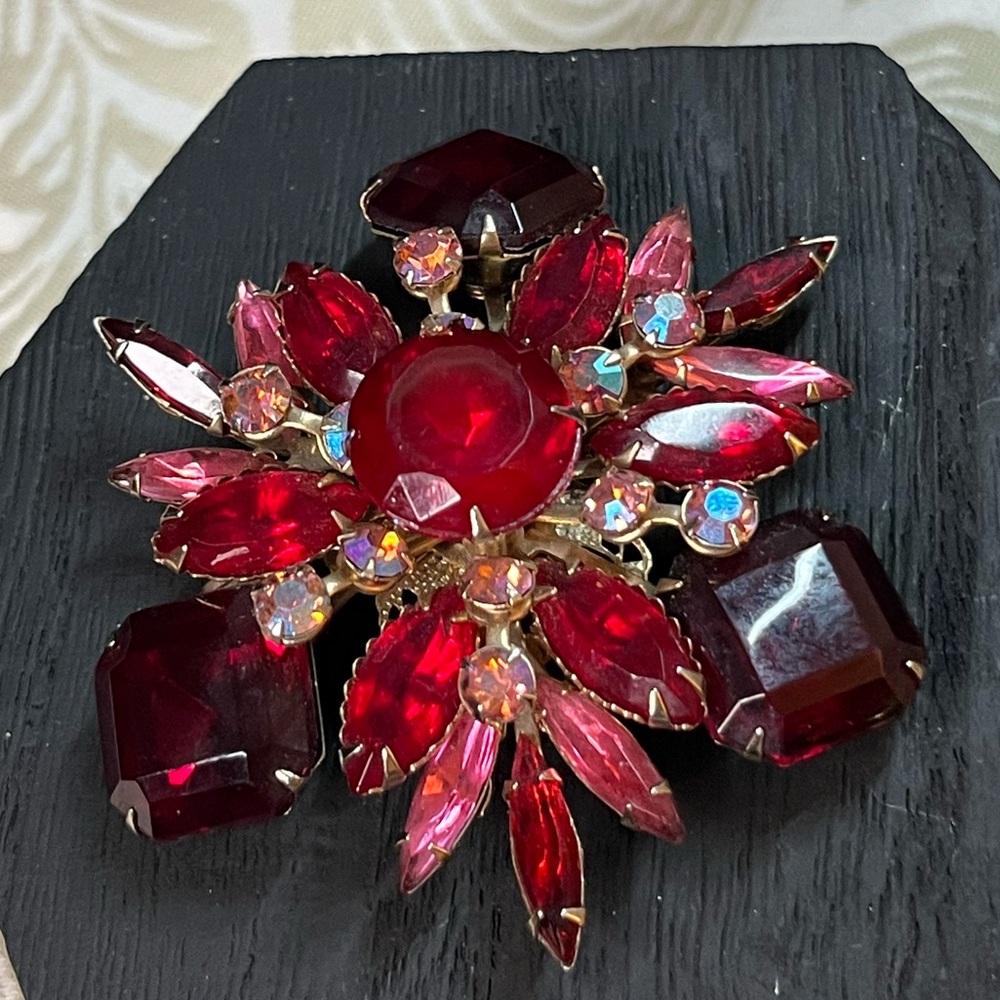 •vintage• red starburst brooch